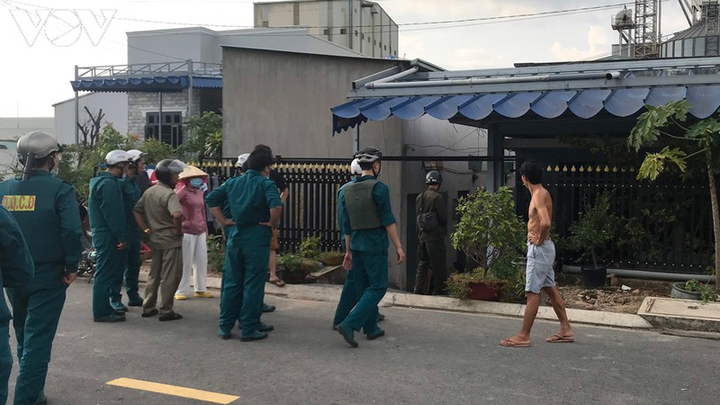 Bị nhắc nẹt pô, cả nhà vác hung khí đánh người trọng thương: Công an vào cuộc - 1