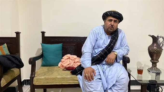 Thầy lang dùng chất lỏng kỳ lạ chữa COVID-19, tự nhận 5 triệu người đã khỏi - 1