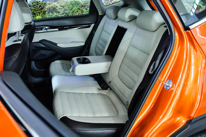 Những mẫu xe gia đình tầm giá 700 triệu đồng đáng chú ý - 9