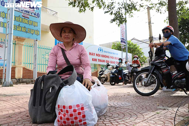 Lặn lội hàng trăm cây số đưa con sang tỉnh khác thi tốt nghiệp THPT đợt 2 - 1