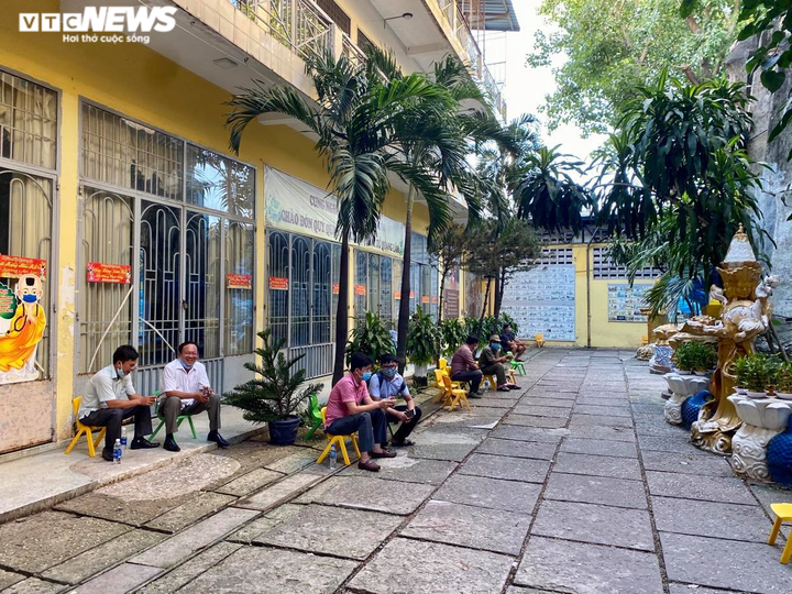 Hai cha con đội nắng, bới rác tìm di ảnh người thân 'bị lạc' ở chùa Kỳ Quang 2 - 12