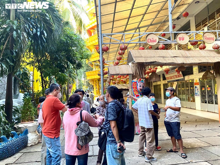 Hai cha con đội nắng, bới rác tìm di ảnh người thân 'bị lạc' ở chùa Kỳ Quang 2 - 1