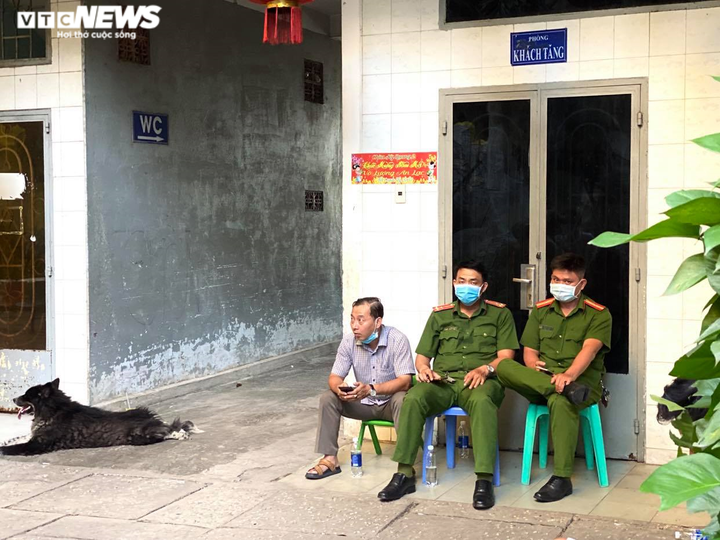 Hai cha con đội nắng, bới rác tìm di ảnh người thân 'bị lạc' ở chùa Kỳ Quang 2 - 3