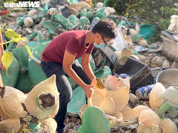 Hai cha con đội nắng, bới rác tìm di ảnh người thân 'bị lạc' ở chùa Kỳ Quang 2 - 7