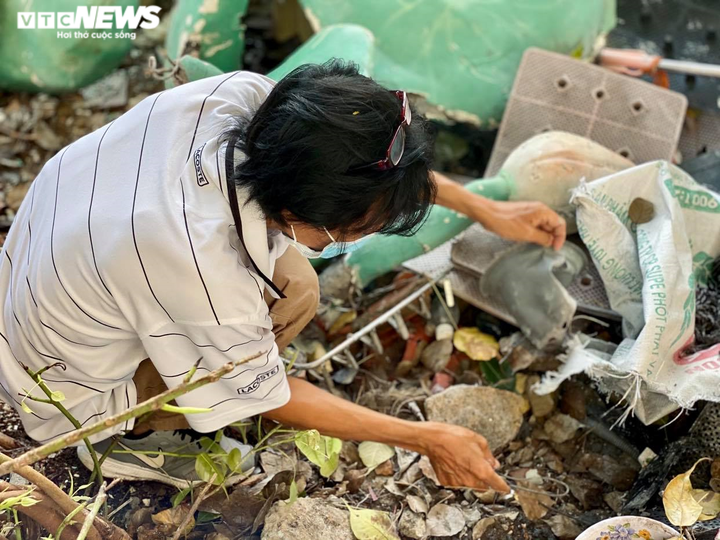 Hai cha con đội nắng, bới rác tìm di ảnh người thân 'bị lạc' ở chùa Kỳ Quang 2 - 6