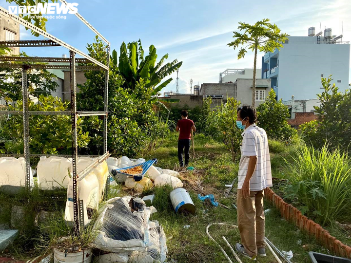Hai cha con đội nắng, bới rác tìm di ảnh người thân 'bị lạc' ở chùa Kỳ Quang 2 - 11