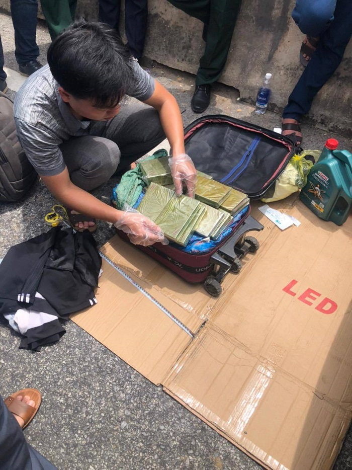 Công an Hà Tĩnh nổ súng vây bắt 5 kẻ vận chuyển ma túy bằng ô tô - 2