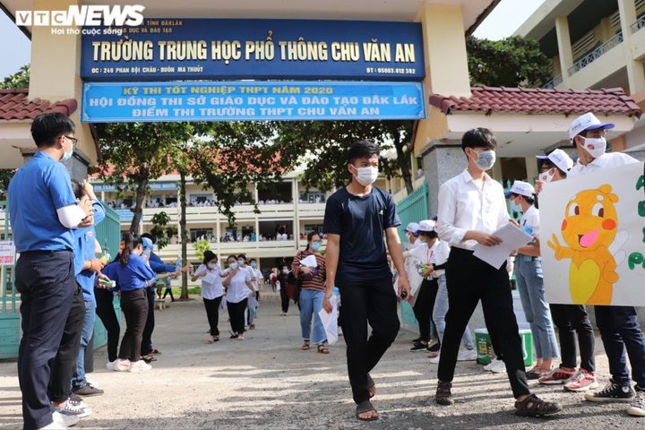 Đề tiếng Anh 'dễ thở', thí sinh nhẹ nhõm khép lại kỳ thi tốt nghiệp THPT đợt 2 - 3