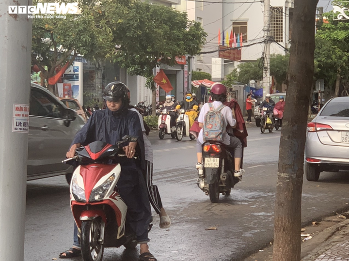 Lặn lội hàng trăm cây số đưa con sang tỉnh khác thi tốt nghiệp THPT đợt 2 - 3