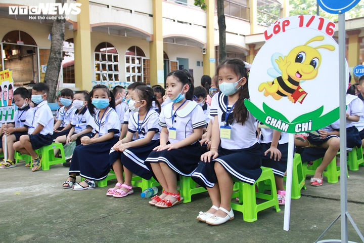 Lễ khai giảng trong mùa COVID-19 của học sinh 2 thành phố lớn nhất nước - 18