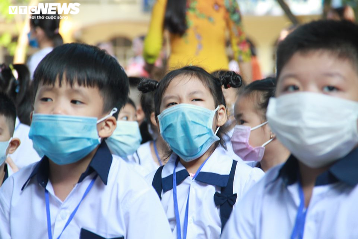 Lễ khai giảng trong mùa COVID-19 của học sinh 2 thành phố lớn nhất nước - 14