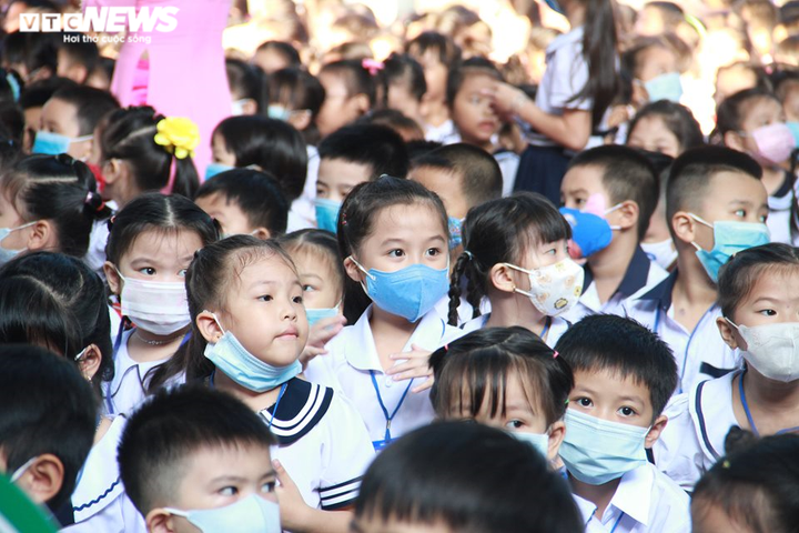 Lễ khai giảng trong mùa COVID-19 của học sinh 2 thành phố lớn nhất nước - 13