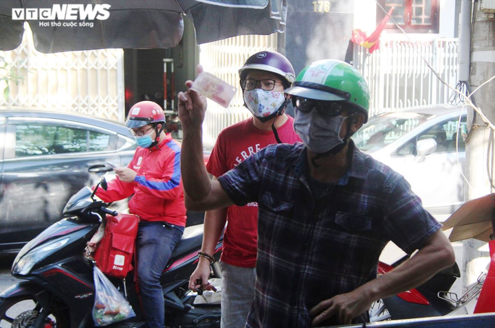 Ngày đầu tiên Đà Nẵng nới lỏng giãn cách xã hội: Phố hàng ăn nhộn nhịp - 7