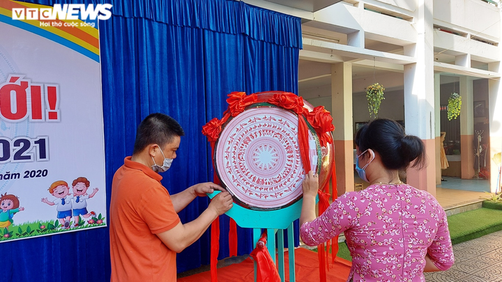 Cô và trò ở Đà Nẵng khai giảng, hát mừng năm học mới qua màn hình máy tính - 3