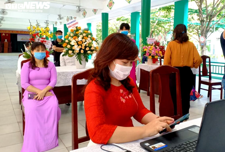 Cô và trò ở Đà Nẵng khai giảng, hát mừng năm học mới qua màn hình máy tính - 7