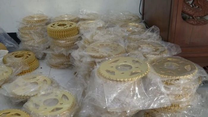 Phá đường dây 'khủng' làm giả phụ tùng xe máy ở TP.HCM - 2