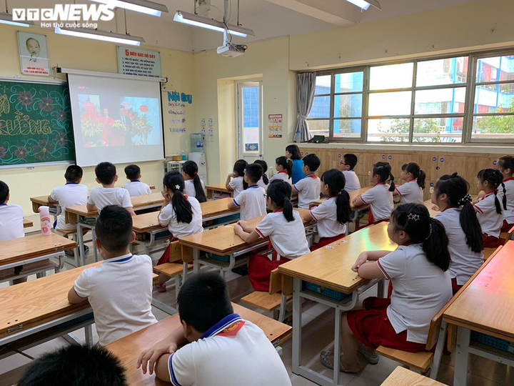 Lễ khai giảng trong mùa COVID-19 của học sinh 2 thành phố lớn nhất nước - 7