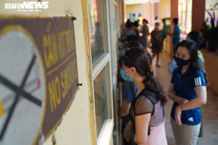 Lễ khai giảng trong mùa COVID-19 của học sinh 2 thành phố lớn nhất nước - 12