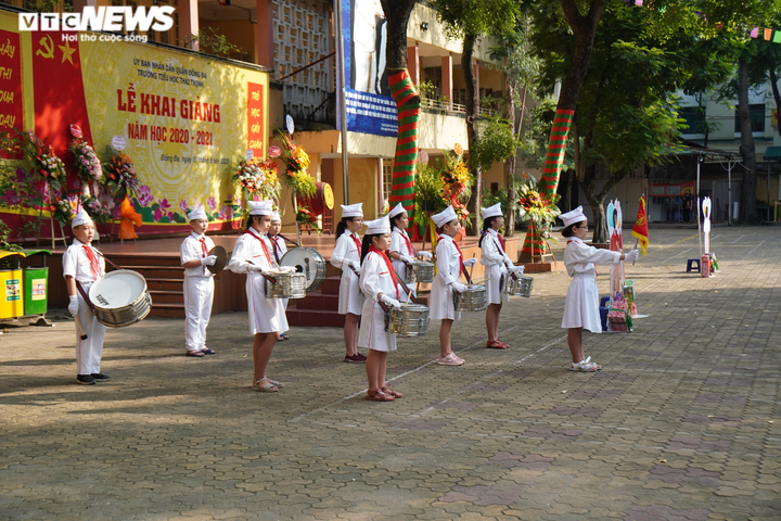 Lễ khai giảng trong mùa COVID-19 của học sinh 2 thành phố lớn nhất nước - 11