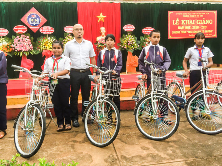 Tập đoàn TNG Holdings Vietnam trao tặng xe đạp cho học sinh nghèo tại Gia Lai - 2