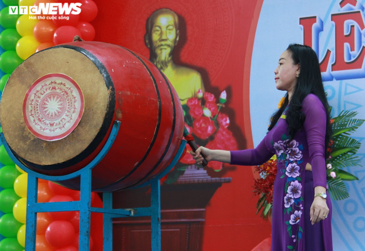 Lễ khai giảng trong mùa COVID-19 của học sinh 2 thành phố lớn nhất nước - 17