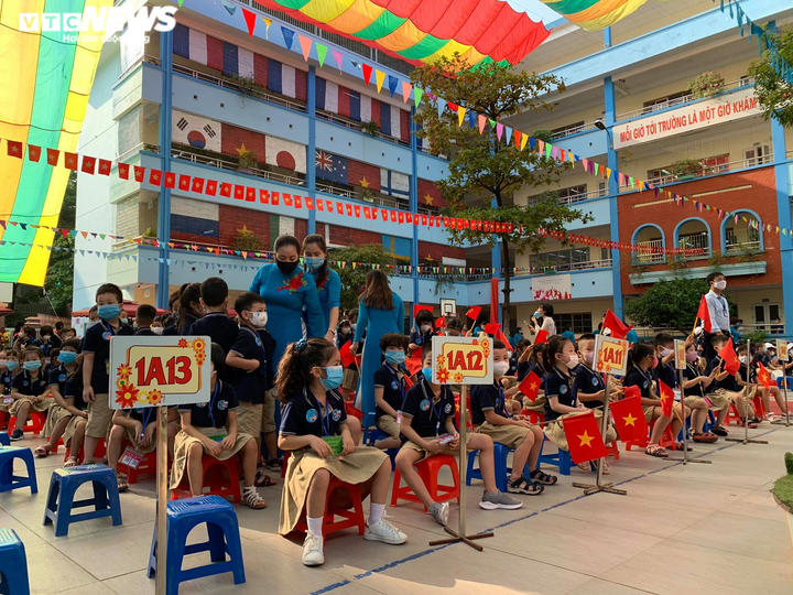 Lễ khai giảng trong mùa COVID-19 của học sinh 2 thành phố lớn nhất nước - 5