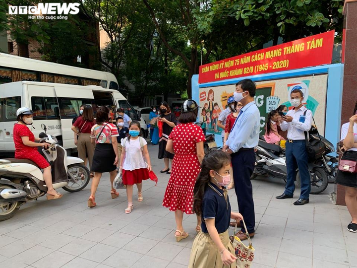 Lễ khai giảng trong mùa COVID-19 của học sinh 2 thành phố lớn nhất nước - 1