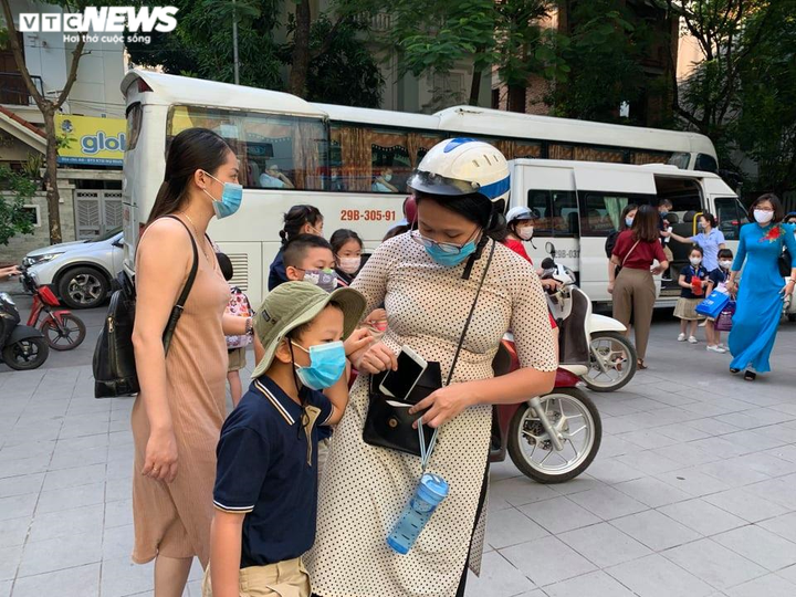 Lễ khai giảng trong mùa COVID-19 của học sinh 2 thành phố lớn nhất nước - 3