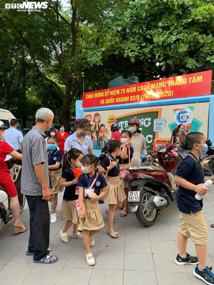 Lễ khai giảng trong mùa COVID-19 của học sinh 2 thành phố lớn nhất nước - 2