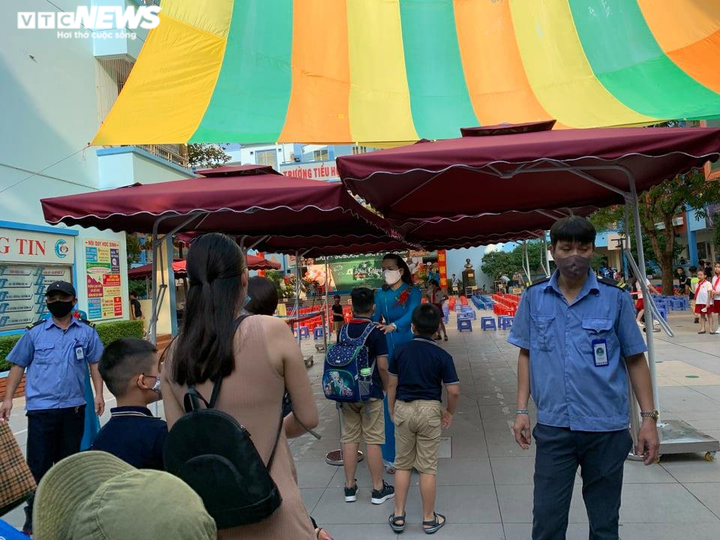 Lễ khai giảng trong mùa COVID-19 của học sinh 2 thành phố lớn nhất nước - 4