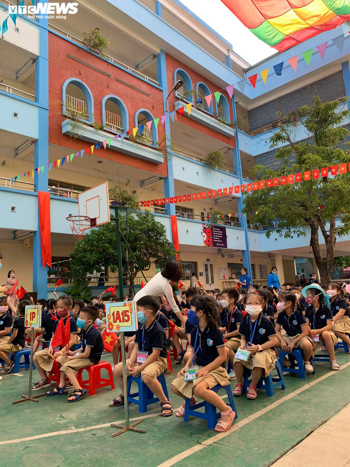 Lễ khai giảng trong mùa COVID-19 của học sinh 2 thành phố lớn nhất nước - 6