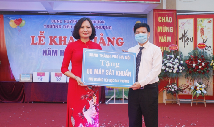 Bộ trưởng Phùng Xuân Nhạ đánh trống khai giảng năm học mới - 2