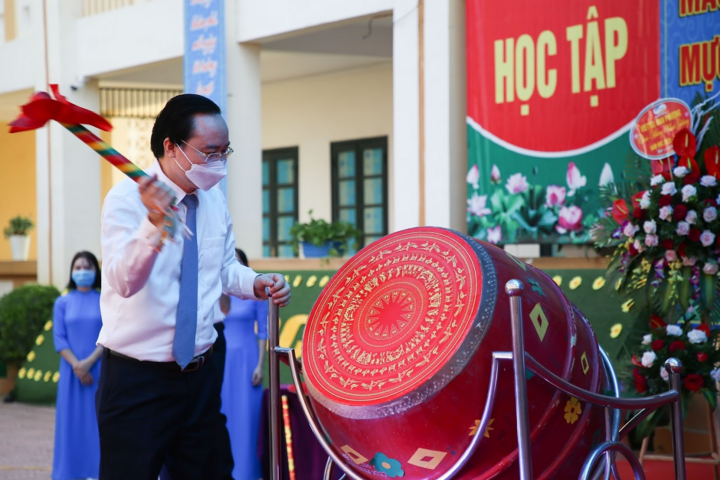 Bộ trưởng Phùng Xuân Nhạ đánh trống khai giảng năm học mới - 1