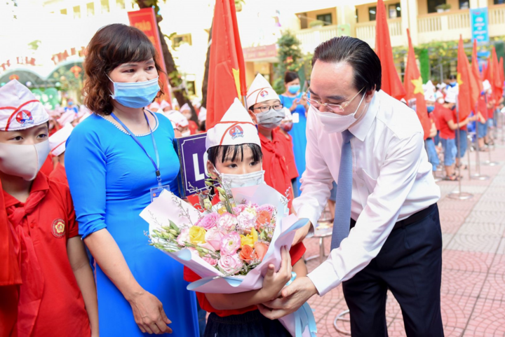 Bộ trưởng Phùng Xuân Nhạ đánh trống khai giảng năm học mới - 3
