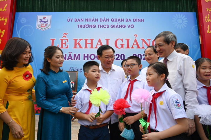 Bộ trưởng Phùng Xuân Nhạ đánh trống khai giảng năm học mới - 4