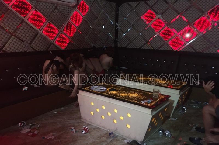 Đồng Nai: Bắt quả tang nhân viên nhảy thoát y với khách trong quán karaoke - 1