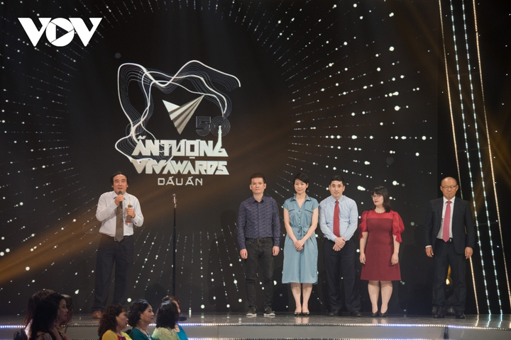 Hồng Diễm cùng phim 'Hoa hồng trên ngực trái' đại thắng tại VTV Awards 2020 - 13