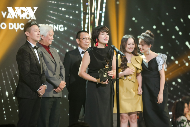 Hồng Diễm cùng phim 'Hoa hồng trên ngực trái' đại thắng tại VTV Awards 2020 - 14