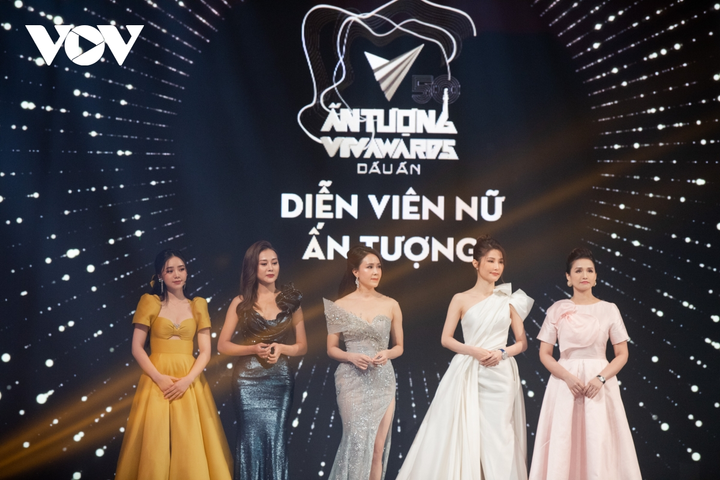 Hồng Diễm cùng phim 'Hoa hồng trên ngực trái' đại thắng tại VTV Awards 2020 - 2