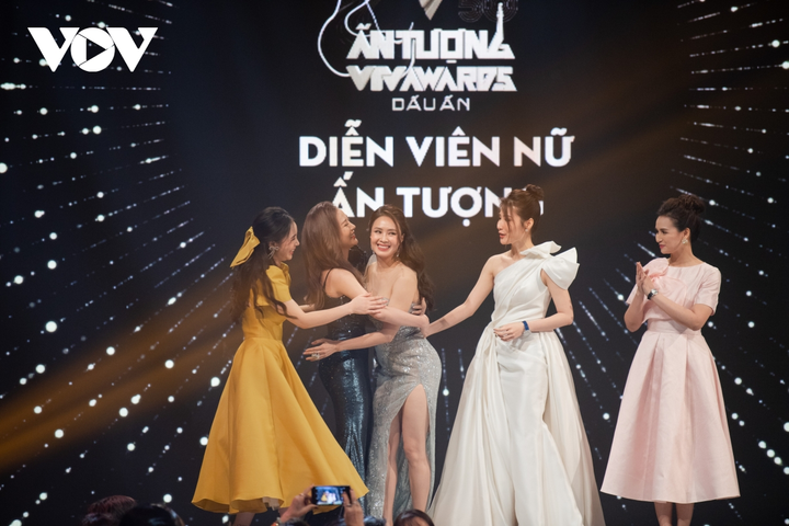 Hồng Diễm cùng phim 'Hoa hồng trên ngực trái' đại thắng tại VTV Awards 2020 - 3