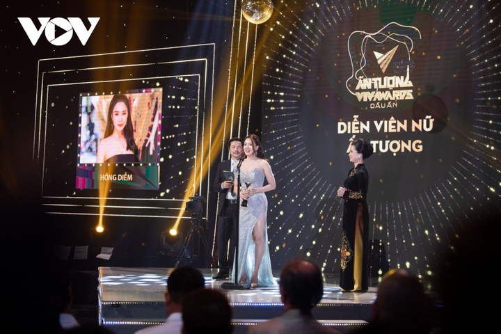 Hồng Diễm cùng phim 'Hoa hồng trên ngực trái' đại thắng tại VTV Awards 2020 - 4