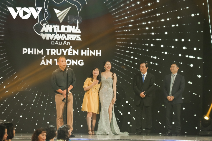 Hồng Diễm cùng phim 'Hoa hồng trên ngực trái' đại thắng tại VTV Awards 2020 - 5