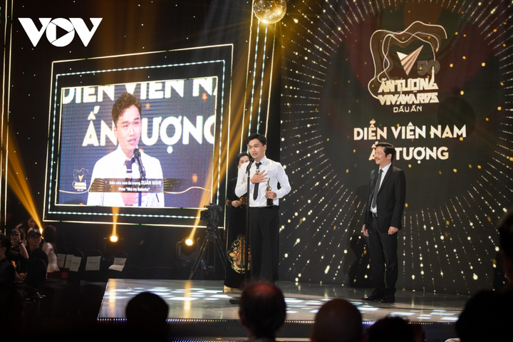 Hồng Diễm cùng phim 'Hoa hồng trên ngực trái' đại thắng tại VTV Awards 2020 - 6