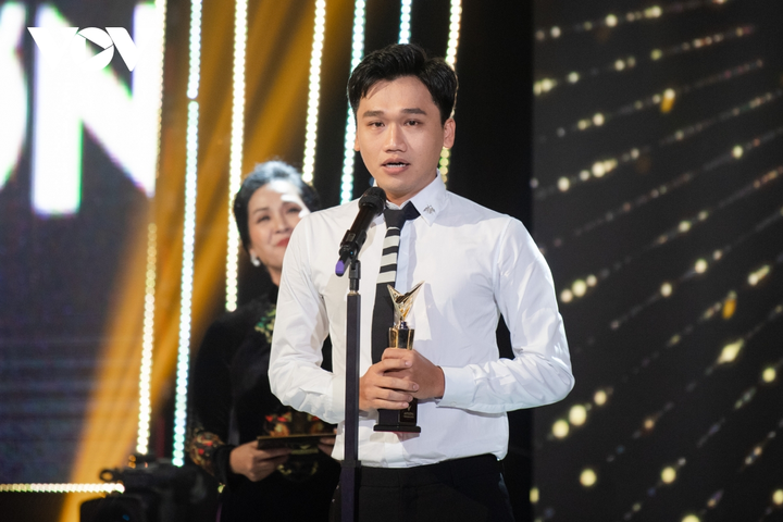 Hồng Diễm cùng phim 'Hoa hồng trên ngực trái' đại thắng tại VTV Awards 2020 - 7