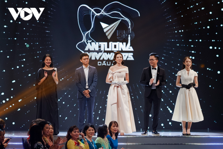 Hồng Diễm cùng phim 'Hoa hồng trên ngực trái' đại thắng tại VTV Awards 2020 - 9
