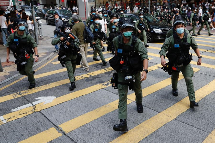 Biểu tình phản đối hoãn bầu cử ở Hong Kong, ít nhất 90 người bị bắt - 1