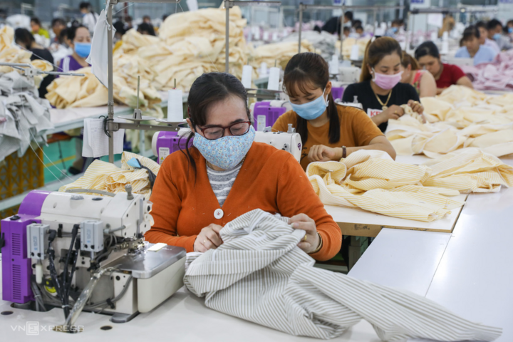 Dệt may chỉ có đơn hàng cho từng tuần - 1