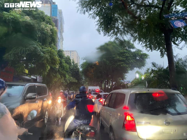 Mưa lớn đúng giờ đi làm, người Hà Nội chôn chân trên đường - 2
