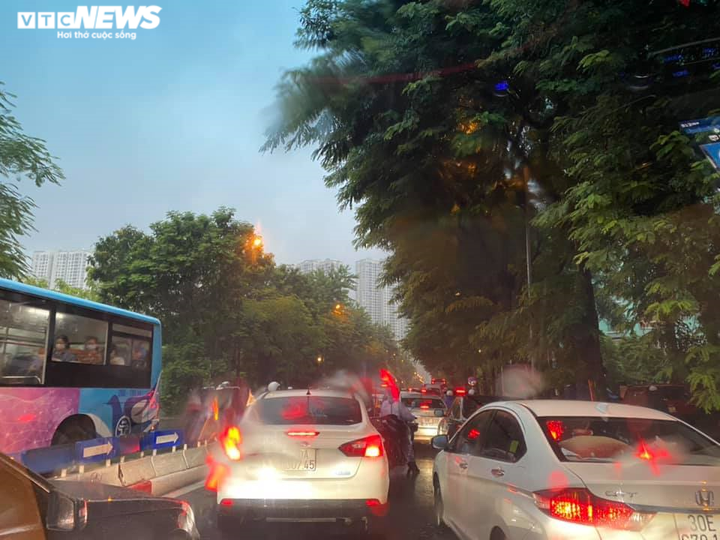 Mưa lớn đúng giờ đi làm, người Hà Nội chôn chân trên đường - 3