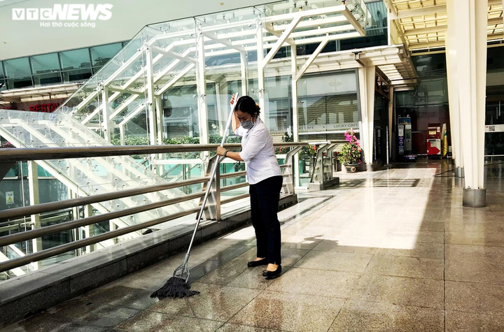 Đà Nẵng mở lại các tuyến vận tải hành khách: Sân bay, bến xe, ga tàu vắng lặng - 1